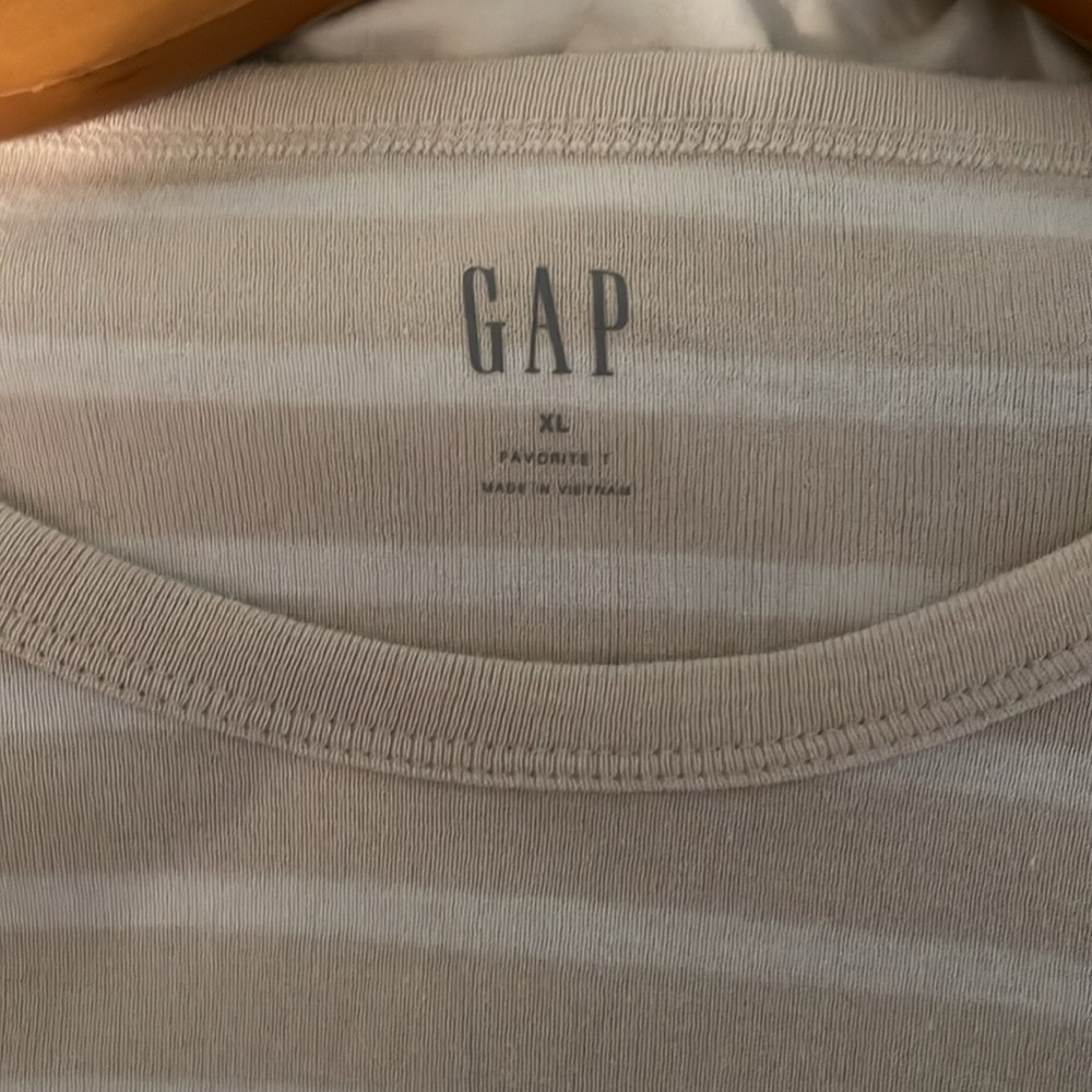 GAP Top - Picture 3 of 3